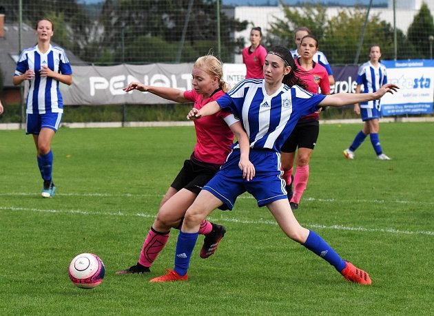 2. kolo divize C ženy: TJ Hradiště - TJ Jiskra Domažlice (na snímku fotbalistky v modrých dresech) 4:1 (2:1).