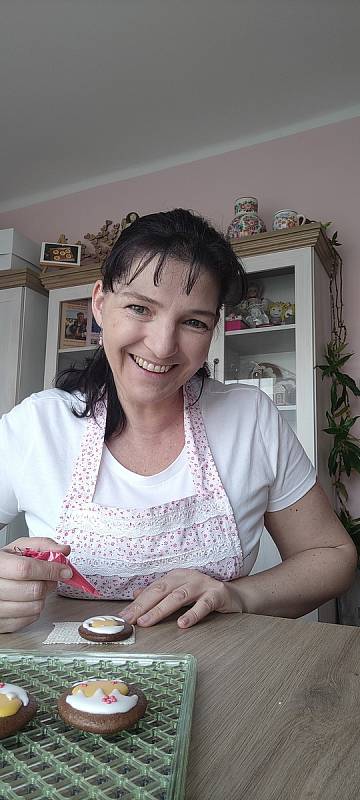 Ludmila Fliegelová se do pečení perníčků s chodskými motivy naplno pustila před čtyřmi lety. Řemeslu se však naučila od své babičky. Rodinné recepty, rady i vychytávky chce rodačka z Domažlic vydat knižně.