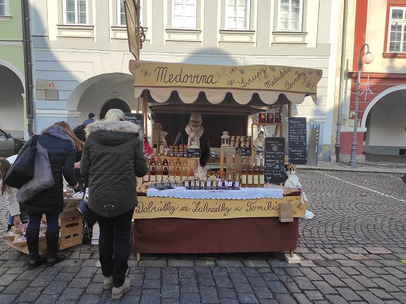 Jednodenní Vánoční trhy v Domažlicích přilákaly v sobotu 18. prosince spoustu návštěvníků. Lidé zavzpomínali i na Havla, který zemřel přesně před deseti lety.