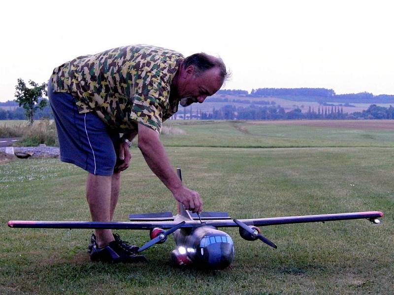 Polétání a podvečerní idylka na letišti pod Klenčím.