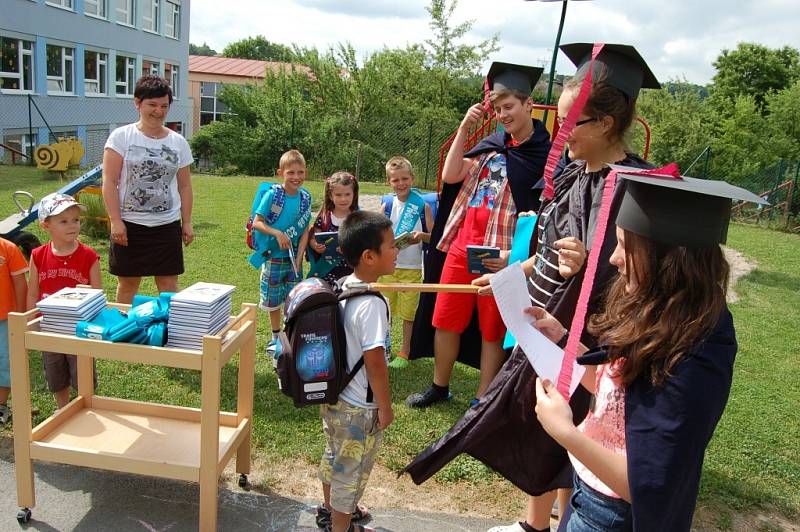 Z pasování předškoláků z MŚ Msgre B. Staška Domažlice na školáky.