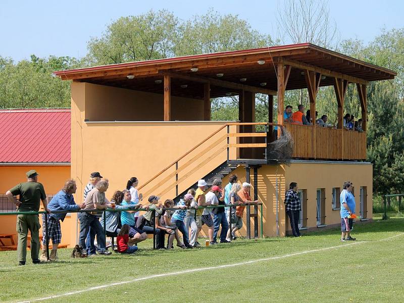 Z utkání fotbalistů TJ Sedmihoří Oplotec a Sokol Hlohová. 