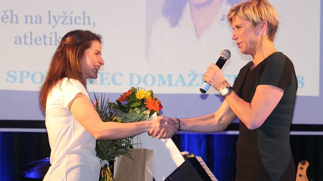 Sportovec Domažlicka 2017: Vítězné Kateřině Berouškové gratulovala česká legenda v běhu na lyžích Kateřina Neumannová.