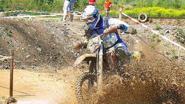 STEELPRO CUP V DOMAŽLICÍCH. Ve třetím závodě motocyklového seriálu Steel Pro Cup se jezdci v Domažlicích museli vypořádat s množstvím bahna na trati.  