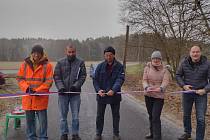 Ve čtvrtek 9. prosince v devět hodin oslavili v Drahotíně zástupci obce a zhotovitelských firem otevření nové silnice.