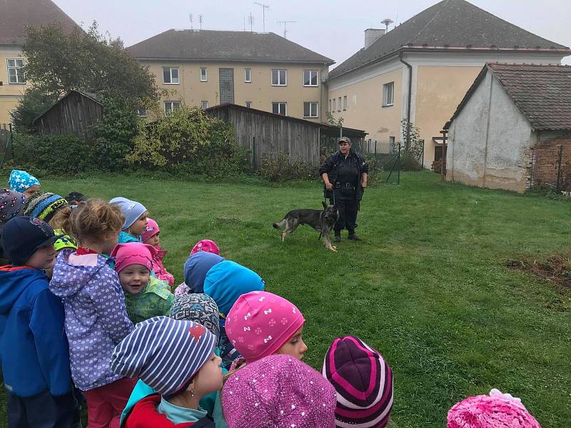 Děti si policejní návštěvu vskutku užily.