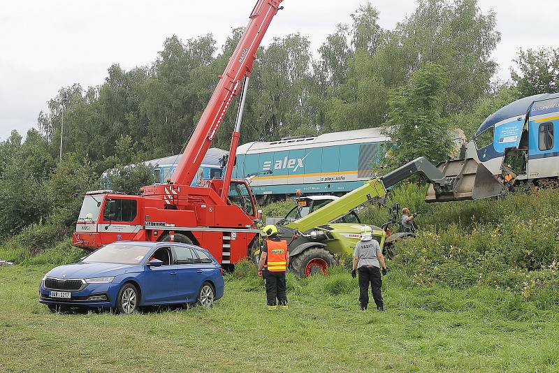 Po 14. hodině skončily u nehody dvou vlaků u Milavčí záchranářské práce a začaly vyprošťovací. Na místo přijel kolem 17. hodiny jeřáb. Ve čtvrtek má dorazit ještě další těžká technika.