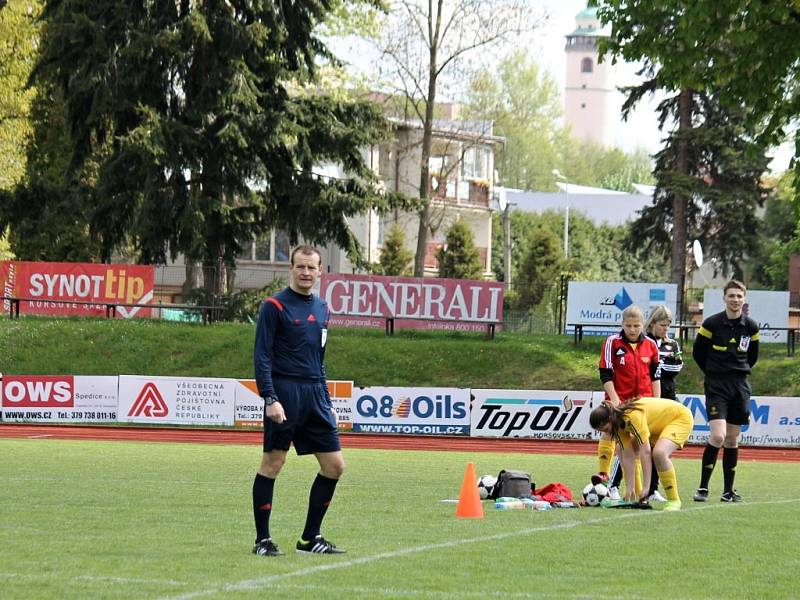 Sedmý turnaj v sezoně II. ligy starších žákyň v Domažlicích - zápas domácí Jiskry s pražskou Duklou - 1:0 (1:0).