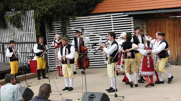 POHLED O ROK ZPĚT. Jedním z vystupujících při slavnosti Výhledy 2012 byl Chodský soubor Mrákov.