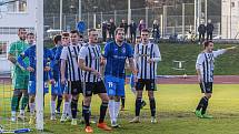 15. kolo FORTUNA ČFL, skupina A: TJ Jiskra Domažlice (na snímku fotbalisté v modrých dresech) - FK Admira Praha 1:1 (0:1).