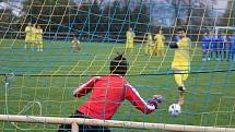 FOTBALOVÁ I.B TŘÍDA: Tatran Chodov (ve žlutém) - TJ Chodský Újezd (v modrém) 2:2 (2:0), na PK 3:4.