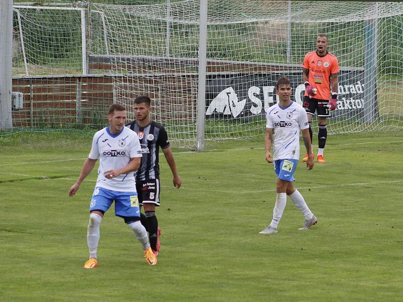 3. kolo FORTUNA ČFL A: Dynamo České Budějovice B - TJ Jiskra Domažlice (hráči v bílých dresech) 0:1 (0:1).