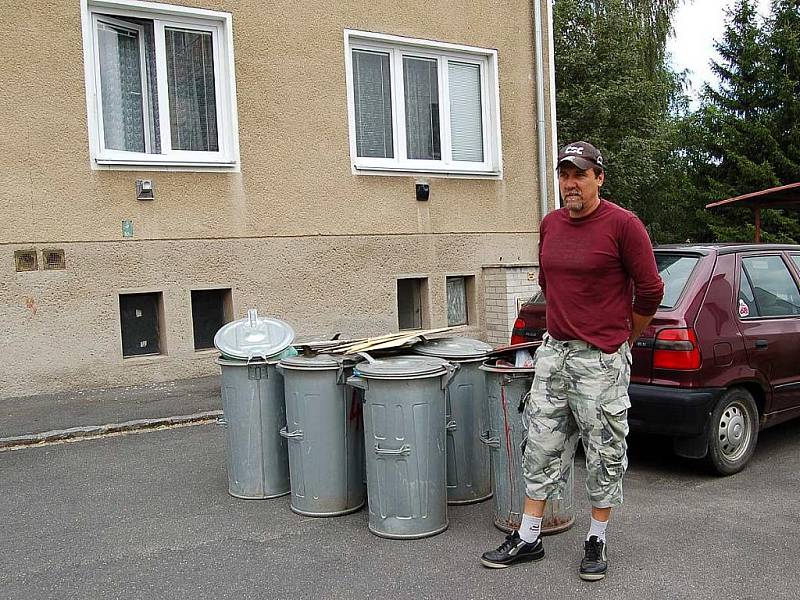 Bohumil Opat patří mezi ty, jimž nevyvezli odpad. Někteří takto ´postižení´ jsou rozhodnuti odnést ten svůj další v případě potřeby do popelnic k sousedům. Bohužel tu žijí hodně staří lidé, pro ně je delší cesta k cizím popelnicím nemyslitelná.