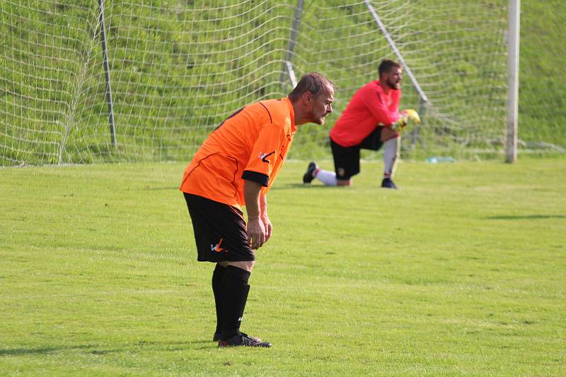 Jedenáctigólová demolice Chodova B (oranžové fresy) v Mrákově s místní rezervou (modré dresy).