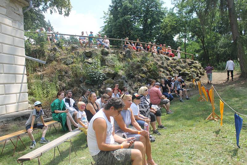 Letos se uskutečnila již třetí bitva na svaté Anně. Tentokrát se dobýval hrad. Nechyběly ani souboje s meči a palné zbraně.