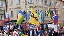 Protest starostů. Vedení Všerub se zúčastnilo i se svou vlajkou.