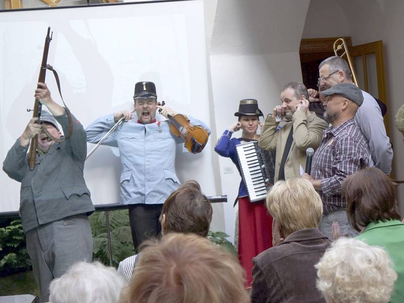 SLAVNOSTNÍ SALVA v režii Švejka a C.K. Šramlu uvedla povídání historika Zdeňka Procházky o zajímavostech z Chodského hradu a okolí.