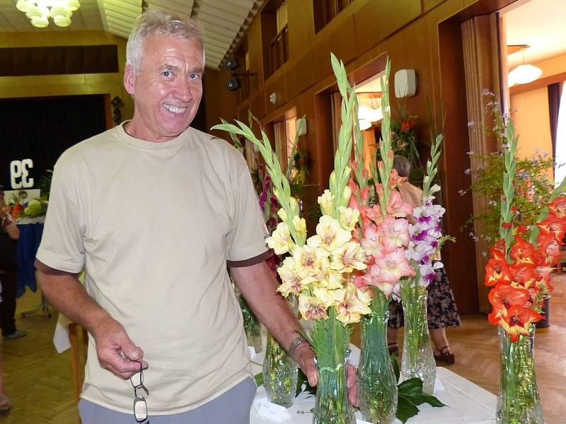 Pěstitel Jaroslav Beneš nám představil mimo jiné i odrůdu gladiol zvanou Elegant.
