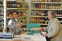 V minimarketu v Koutě na Šumavě nemají o zákazníky nouzi. Lidé si  služby vietnamských obchodníků nemohou vynachválit. Obchod je otevřený denně od rána do večera sedm dní v týdnu.