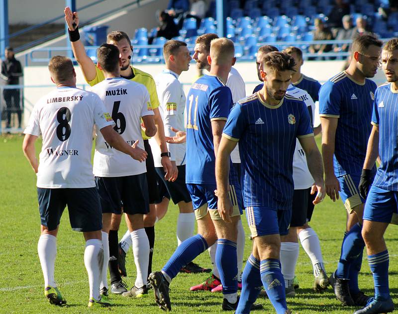 13. kolo FORTUNA ČFL, skupina A: FK Motorlet Praha (modří) - TJ Jiskra Domažlice (hráči v bílých dresech) 1:1 (1:1).