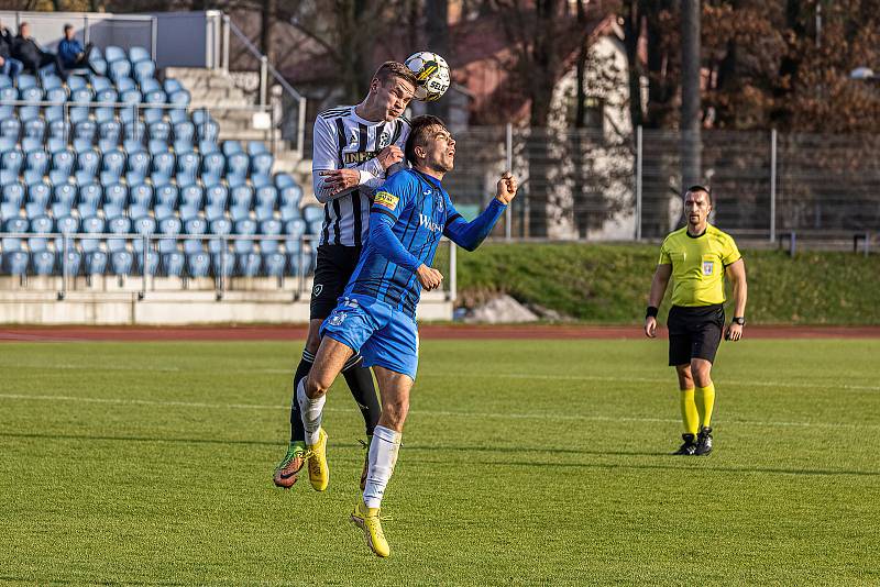 15. kolo FORTUNA ČFL, skupina A: TJ Jiskra Domažlice (na snímku fotbalisté v modrých dresech) - FK Admira Praha 1:1 (0:1).