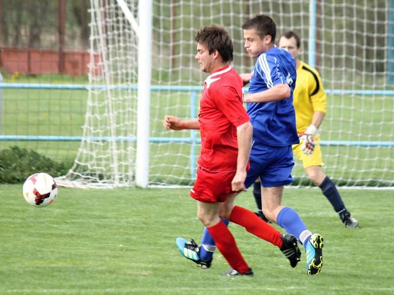 Z utkání fotbalistů Postřekova s Chodovou Planou.