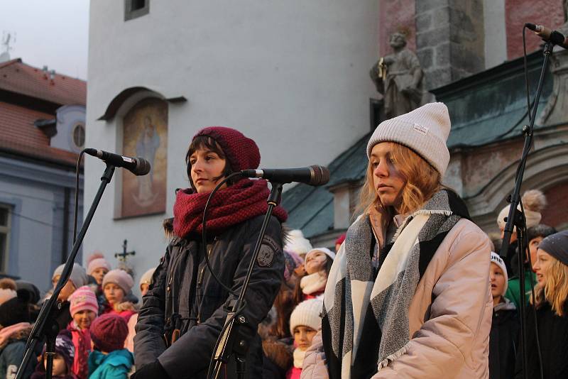 Zpívání koled u stromečku a jeho rozsvícení na domažlickém náměstí.