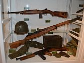VÝSTROJ A VÝZBROJ. Na výstavě v Chodském hradu jsou k vidění i zbraně a vybavení amerických vojáků. 