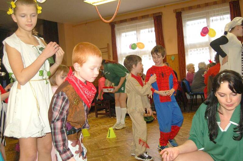 Dětský maškarní karneval v Hluboké.