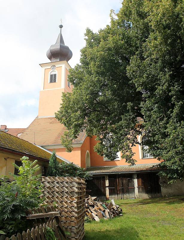 Zámek v Trhanově pocházející z druhé poloviny 17. století vlastní obec. Ta opakovaně žádá o dotace, aby ho mohla kulturní památku kompletně opravit.