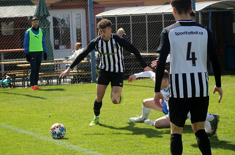 Fotbalisté TJ Jiskra Domažlice (na archivním snímku hráči v bílých dresech) prohráli v neděli dopoledne na hřišti příbramského béčka 0:2.