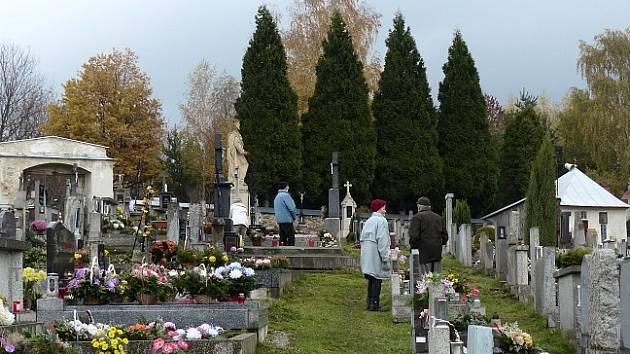 Konec října a počátek listopadu je pro lidi velkým důvodem k návštěvě hřbitovů.