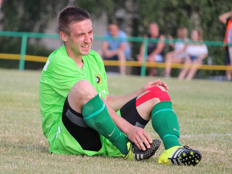 Úvodní zápas baráže mezi fotbalisty Meclova a Košutky.