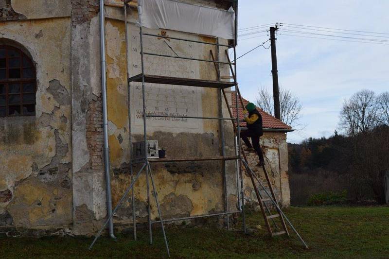 Oprava kaple ve Štítarech. Socha a sluneční hodiny.