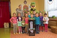Dětem z Mateřské školy v Dělnické ulici ve Kdyni přinesl čističky vzduchu jim dobře známý žabák Jak.