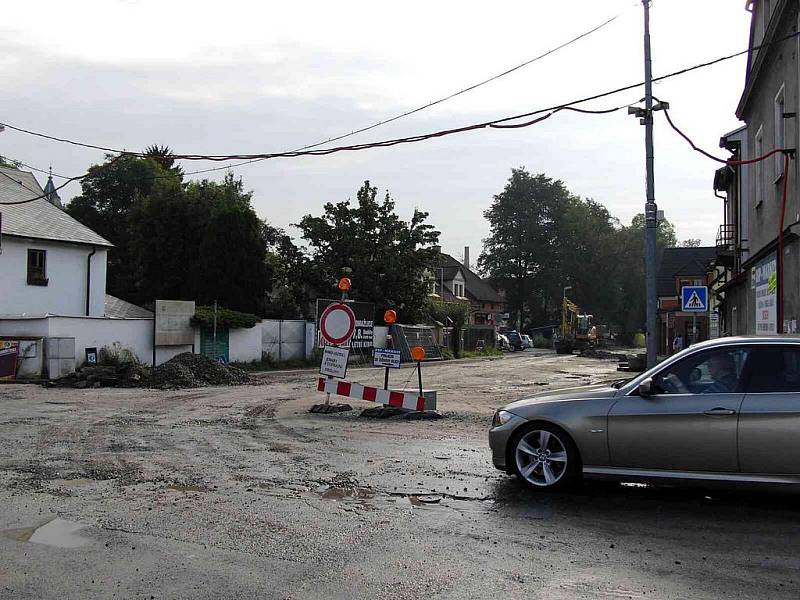 Pohled do Havlíčkovy ulice z křižovatky pod Chodským hradem.