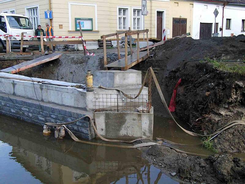 Zubřina se po deštích naplnila a nabourala plány stavitelů nového mostu.