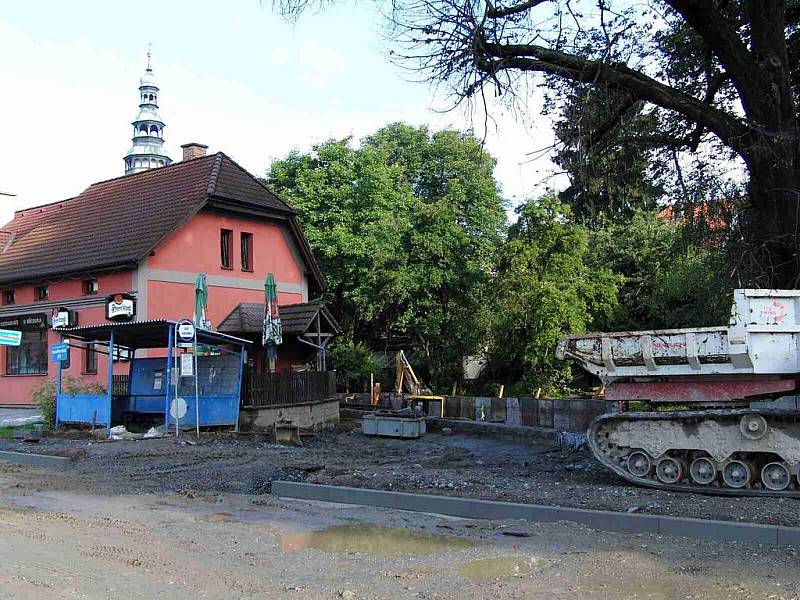 Havlíčkova ulice před restaurací U Kocoura, v pozadí Chodský hrad..