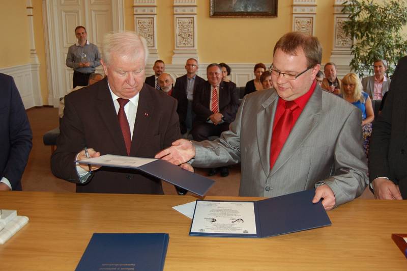 Z podpisu partnerské smlouvy mezi ZUŠ JJ Domažlice a Landkreismusikschule Cham (Furth i.W.)