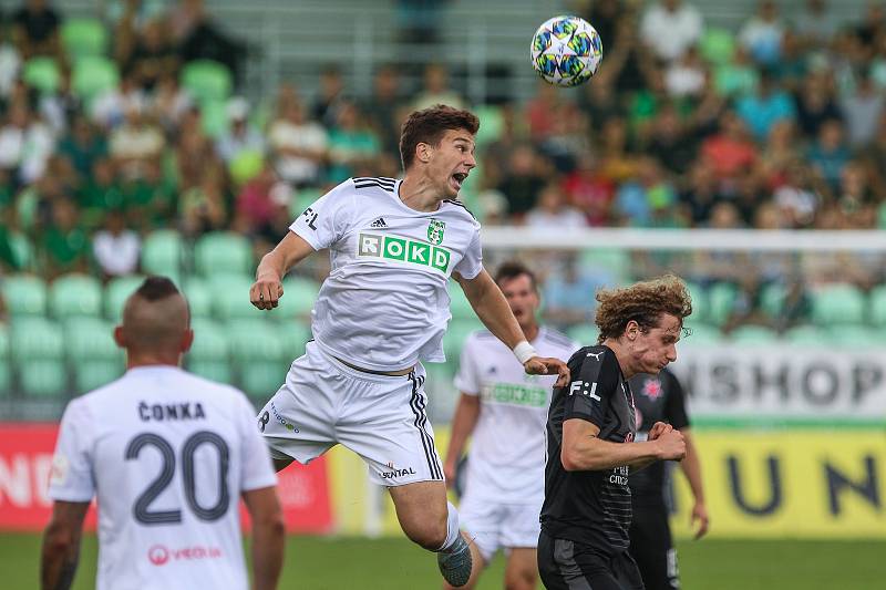 Utkaní 4. kola fotbalové FORTUNA:LIGY: MFK Karviná - SK Slavia Praha, 4. srpna 2019 v Karviné. Na snímku (zleva) Vojtěch Smrž, Alex Král.