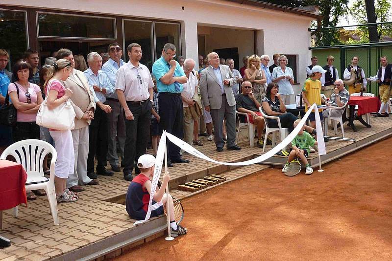 Ze slavnostního otevření zrekonstruovaných tenisových kurtů na domažlické Střelnici.