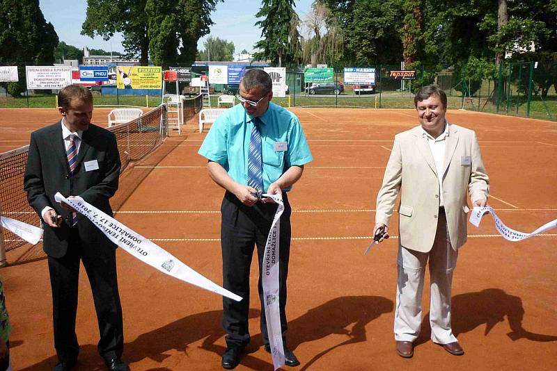 Ze slavnostního otevření zrekonstruovaných tenisových kurtů na domažlické Střelnici.