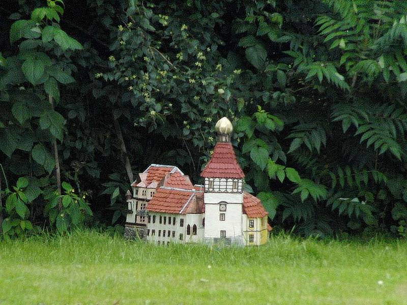 Na zahradu chalupy - někdejšího hamru, si vyrobil Alois Kubálek různé ministavby a snažil se co nejvěrněji vystihnout ty skutečné.