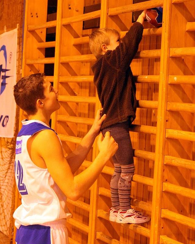 Z utkání basketbalistů Jiskry Domažlice s ČZU Praha.