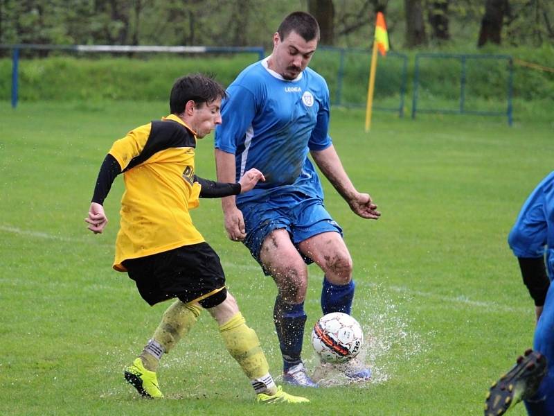 Sousedské derby v Holýšově skončilo vysokou výhrou rezervy domácího FK, která v přímém souboji o osmou příčku tabulky okresního přeboru porazila Kvíčovice 7:2.