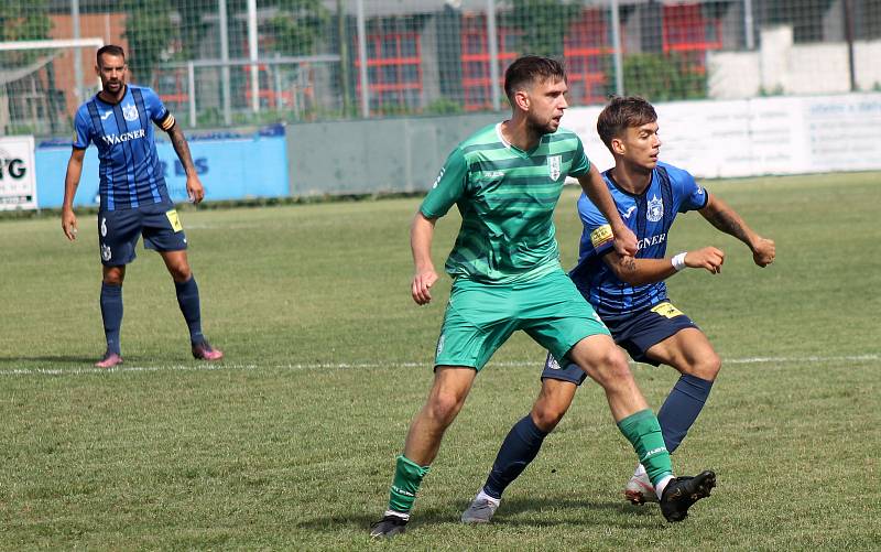 1. kolo FORTUNA ČFL, skupina A - 2022/2023: FK Loko Vltavín - TJ Jiskra Domažlice (hráči v modrých dresech) 1:2 (0:1).