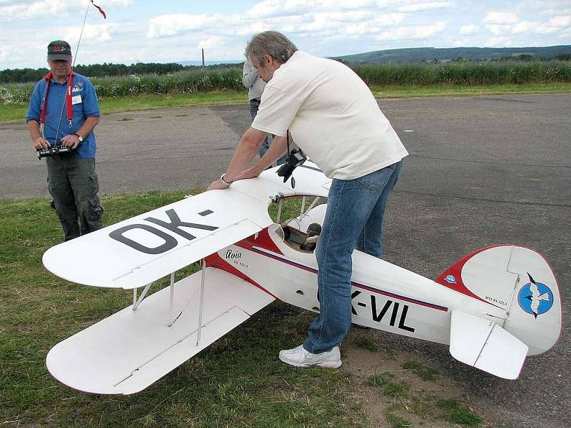 Model air show Drápalík. Na start jde s historickým dvouplošníkem Avia Miloš Petrbok z LMK Mýto u Rokycan.