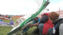 Model air show Drápalík. Jiří Karban kontroluje před startem připevnění parašutisty.