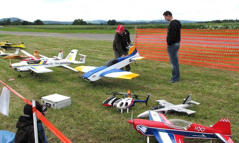 Model air show Drápalík. A na start jde další...