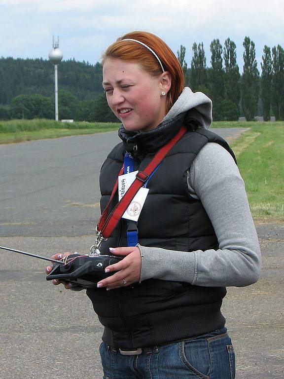 Model air show Drápalík. Osud parašutisty má v rukou tato mladá modelářka.